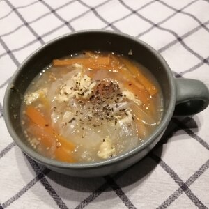 玉葱と人参と卵でシンプルなバジルスープ